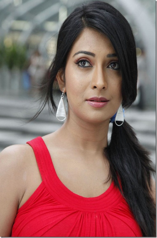 Telugu Actress Radhika Pandit Photos in Yuvakudu