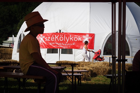 szekolykok08ufo.jpg