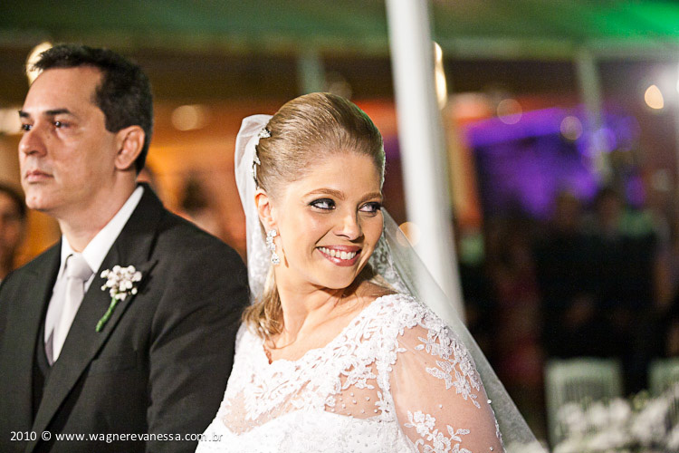 Foto número 30 de Fernanda e Renato, feita pelo fotógrafos de casamento Wagner e Vanessa que fazem fotos de casamento (fotografia de casamento) no melhor estilo do fotojornalismo em Niterói, RJ, e outras cidades do Rio de Janeiro. Fotos de Fernanda e Renato. Foto numero 30. Fotografia (fotografias) dos fotógrafos de casamento Wagner e Vanessa que fazem fotos de casamento (fotografia de casamento) no melhor estilo do fotojornalismo em Niterói, RJ, e outras cidades do Rio de Janeiro. Fernanda e Renato Juiz de Paz Mario Bittar casa festas Flamboyant Cerimonia no local fotos casamento niterói rj festa rio janeiro niteroi bolo noiva fotografias madrinhas bouquet noivas cerimonia