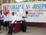 Quelques élèves finalistes attendent devant le centre d'examen d'Etat ce 20/06/2011 à Kinshasa. Radio Okapi/ Ph. John Bonmpengo