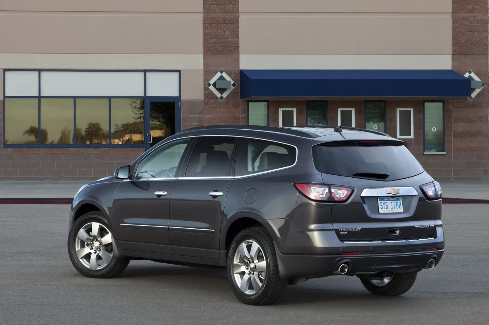 2013-Chevrolet-Traverse-8[2].jpg