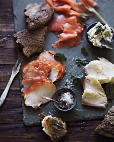 Smoked fish also goes well with Dragonwell tea