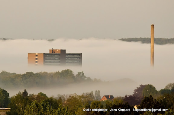 Haderslev Sygehus i morgentåge.