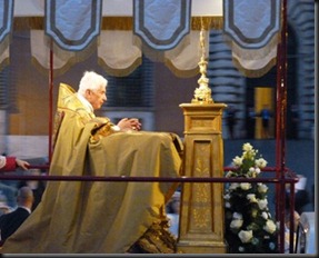 29333_Pope_Benedict_leads_Corpus_Christi_procession_in_Rome_on_June_7th_2012_4_CNA_Vatican_Catholic_News_6_7_12 29333_Pope_Benedict_leads_Corpus_Christi_procession_in_Rome_on_June_7th_2012_4_CNA_Vatican_Catholic_News_6_7_12
