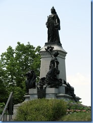 6182 Ottawa - Parliament Buildings grounds - statue of Queen Victoria