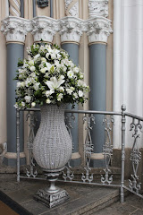 Album (digital) de fotos de Arranjos com colunas. Fotografias digitais da Carla Flores, que faz decoração floral em eventos sociais e corporativos usando as mais lindas flores. Faz bouquet (buquê) de noiva, decoração de casamento, decoração de festas, decoração de 15 anos, arranjos de mesa, decoração de salão de festa, locação de mobiliário, decoração de igreja, arranjos de casamento e decoração dos mais lindos eventos. Atua em Niterói, Rio de Janeiro (RJ). bouquet decoração casamento festa buque rio de janeiro festas rj fotos flores buques arranjo floral decoracao para decoraçao casamentos arranjos florais decorações aniversario