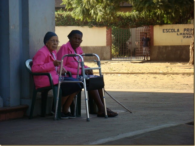 A vovô Otilia e amiga não quiseram faltar