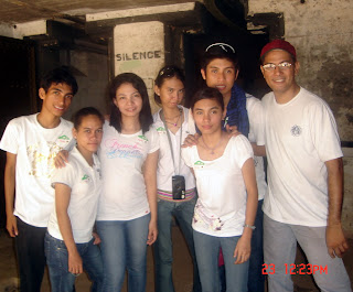 Students with Sir Oscar (right) took a photo inside ruins of old soldiers' barracks.