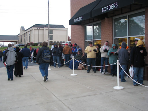 People waiting for Sarah Palin to arrive at Borders.