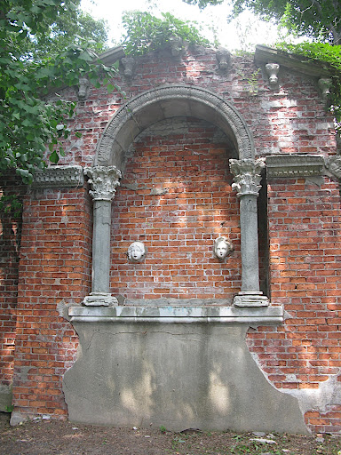 Isn't this wall cool? Its twin lay across the courtyard and still had the fountain's basin.