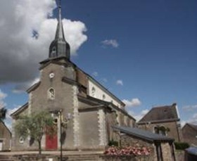 Eglise Saint-Symphorien (bâtiment faisant partie du patrimoine immobilier de la commune depuis la loi de séparation des Eglises et de l’Etat en 1905) Eglise Saint-Symphorien (bâtiment faisant partie du patrimoine immobilier de la commune depuis la loi de séparation des Eglises et de l’Etat en 1905)