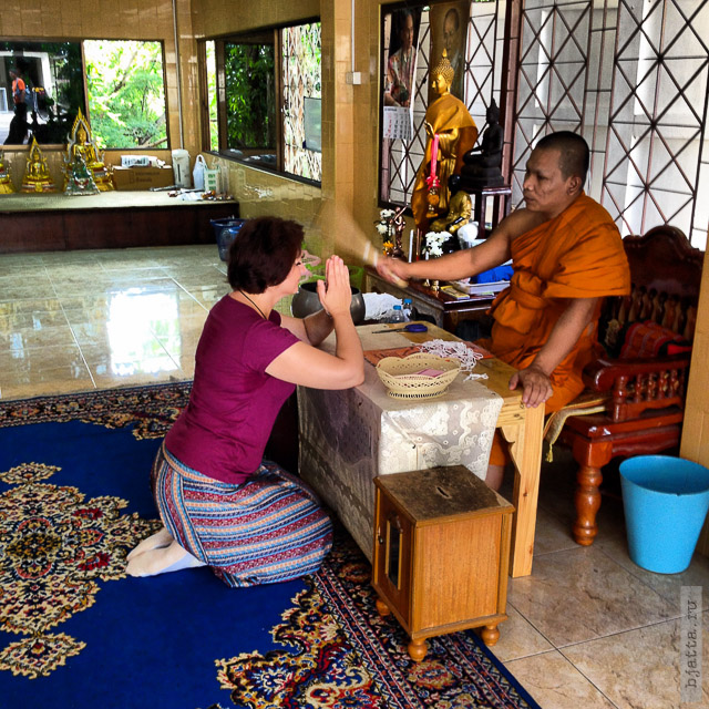 7. 2555. Таиланд. Патайя. Храм Будды. Thailand. Pattaya. Buddha temple. Как привяжут духа, обязательно мокрым веником по лбу. 7. 2555. Таиланд. Патайя. Храм Будды. Thailand. Pattaya. Buddha temple. Как привяжут духа, обязательно мокрым веником по лбу.