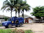 La police anti-émeute devant le siège de l’UDPS le 12/12/2011 à Kinshasa-Limete, après de la dispersion d'un rassemblement des partisans de ce parti. Radio Okapi/ Ph. John Bompengo