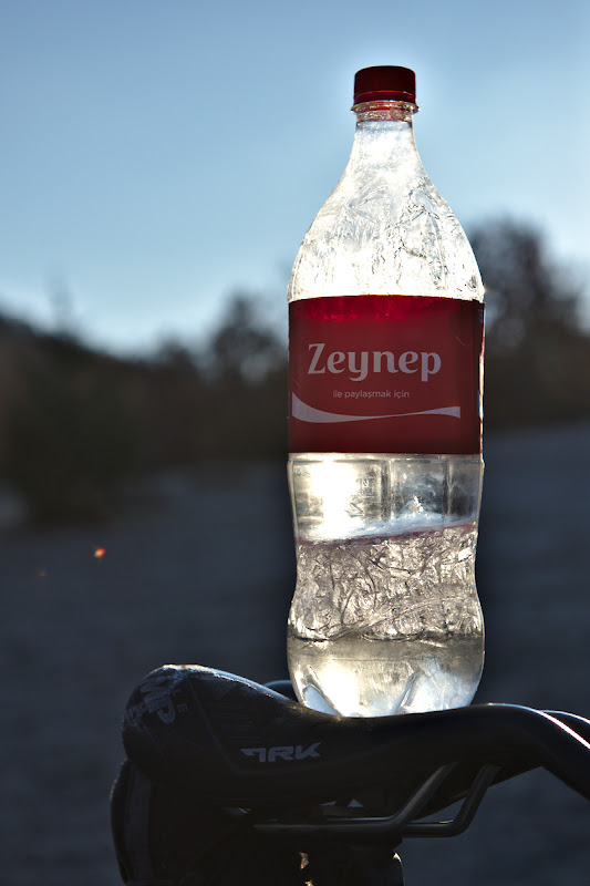 Imparte o cola cu Zeynep, mai tarziu am aflat ca Zeynep e nume de fata si inca n-am gasit-o sa impart o cola cu ea. Oricum frig.