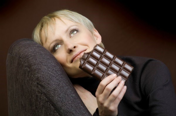 [woman-eating-chocolate-bar%2520-%2520copia%2520-%2520copia%2520-%2520copia%255B5%255D.jpg]