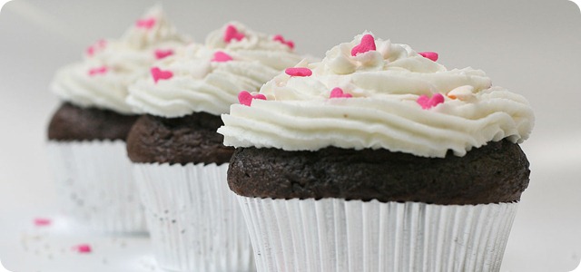 1280px-Cupcake_with_sugar_hearts_and_nonpareils 1280px-Cupcake_with_sugar_hearts_and_nonpareils