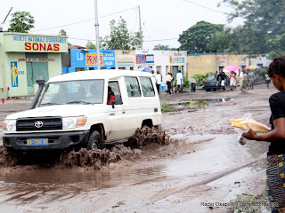 Sur une des routes principale de la commune de Kimbanseke à Kinshasa le 11/12/2011. Radio Okapi/ Ph. John Bompengo