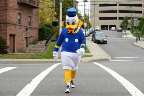 8- Policial disfarçado do personagem Pato Donald 8- Policial disfarçado do personagem Pato Donald