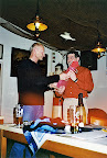 V1 Reinhard Büttner verabschiedet den bisherigen V2 Peter Fischer und sagt Dankeschön für 20 Jahre tolle Arbeit!
