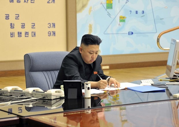 Foto do ditador da Coreia do Norte Kim Jong-un durante reunião com militares nesta sexta (29) (Foto: Reuters/KCMA)
