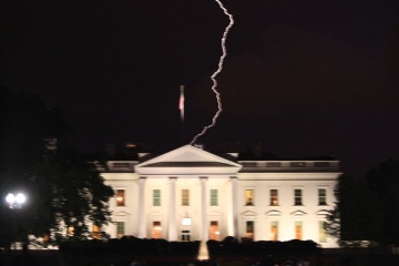 [whitehouse%2520lightening%2520strike%255B3%255D.jpg]