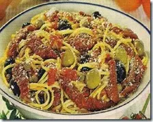 Spaghetti con pomodori secchi, olive e capperi