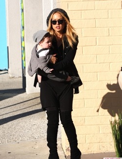 Rachel-Zoe-and-Baby-Skyler-Out-and-About-In-West-Hollywood-435x580