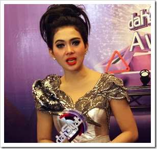 Syahrini dengan makeup Syahrini dengan makeup