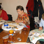 kantkringmiddag oktober 2006 foto 3. workshop zakdoekrandje.jpg