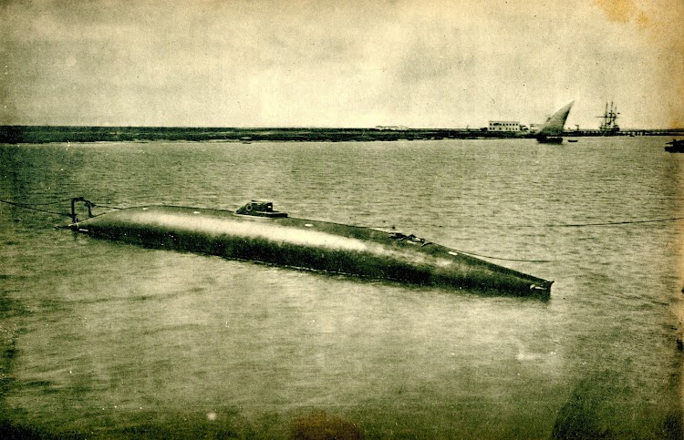 El submarino PERAL. Foto de la Rivista Marittima. Año 1889.jpg