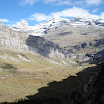 Las Tres Sorores surplombant le canyon de Ordesa.<br> De gauche � droite : le Cylindre du Marbor�, le Mont Perdu et le Soum de Ramond