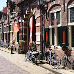 DSC00918.JPG - 2.06.2013.  Haarlem - wejście do muzeum Fransa Halsa i parking dla zwiedzajacych