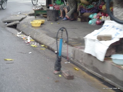 南越街道~這裏有加油及修車店喔