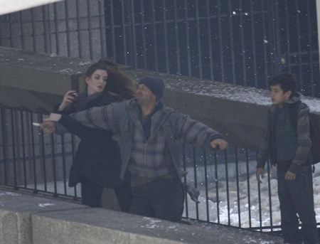Anne Hathaway az utcán harcol 02