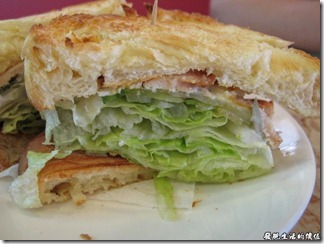 台南Halhali哈拉里咖啡專櫃中正店-三明治，外面用的是法國麵包，蠻特殊的三明治，麵包烤得酥酥的，吃起來超有口感。