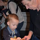2011-12-03 Edvin bygger pepparkakshus 015.JPG