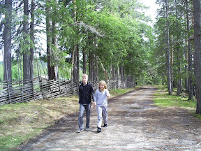 Viktor och Ida på Camping tur med modern, bland kor!