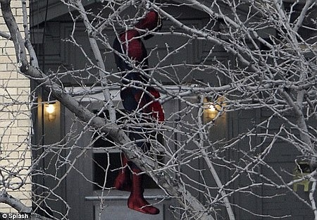 The Amazing Spider-Man 2 Set Photos with Andrew Garfield in Costume 03