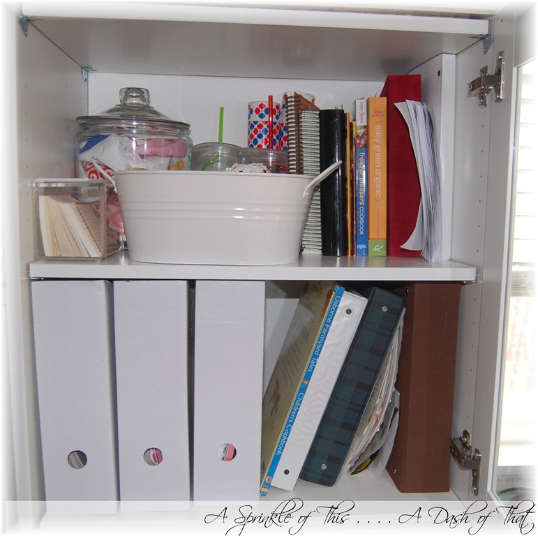 [Shelf%2520before%2520magazine%2520holder%2520makeover%257BA%2520Sprinkle%2520of%2520This%2520.%2520.%2520.%2520.%2520A%2520Dash%2520of%2520That%257D%255B3%255D.jpg]