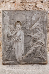Auf dem Foto ist ein Detail der originalen Platte abgebildet.

 I. Station – Jesus Christus wird zum Tode verurteilt.

Foto: Vojtěch Krajíček