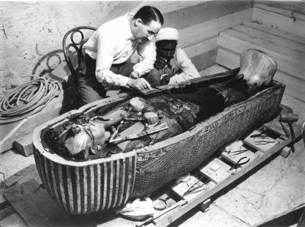 Howard Carter e Tutancâmon Howard Carter e a múmia de Tutancâmon