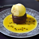 Moelleux au chocolat, fruit de la passion. Bof, le moelleux était complètement dépassé par lacidité du fruit.