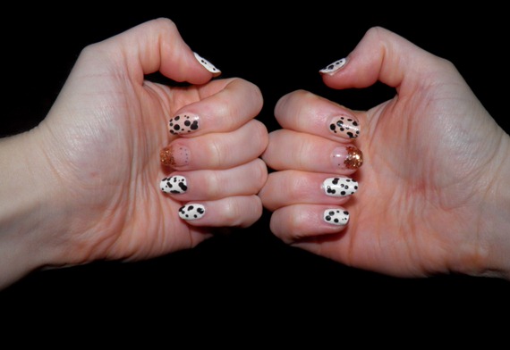 DALMATIAN GLITTER NAILS 2