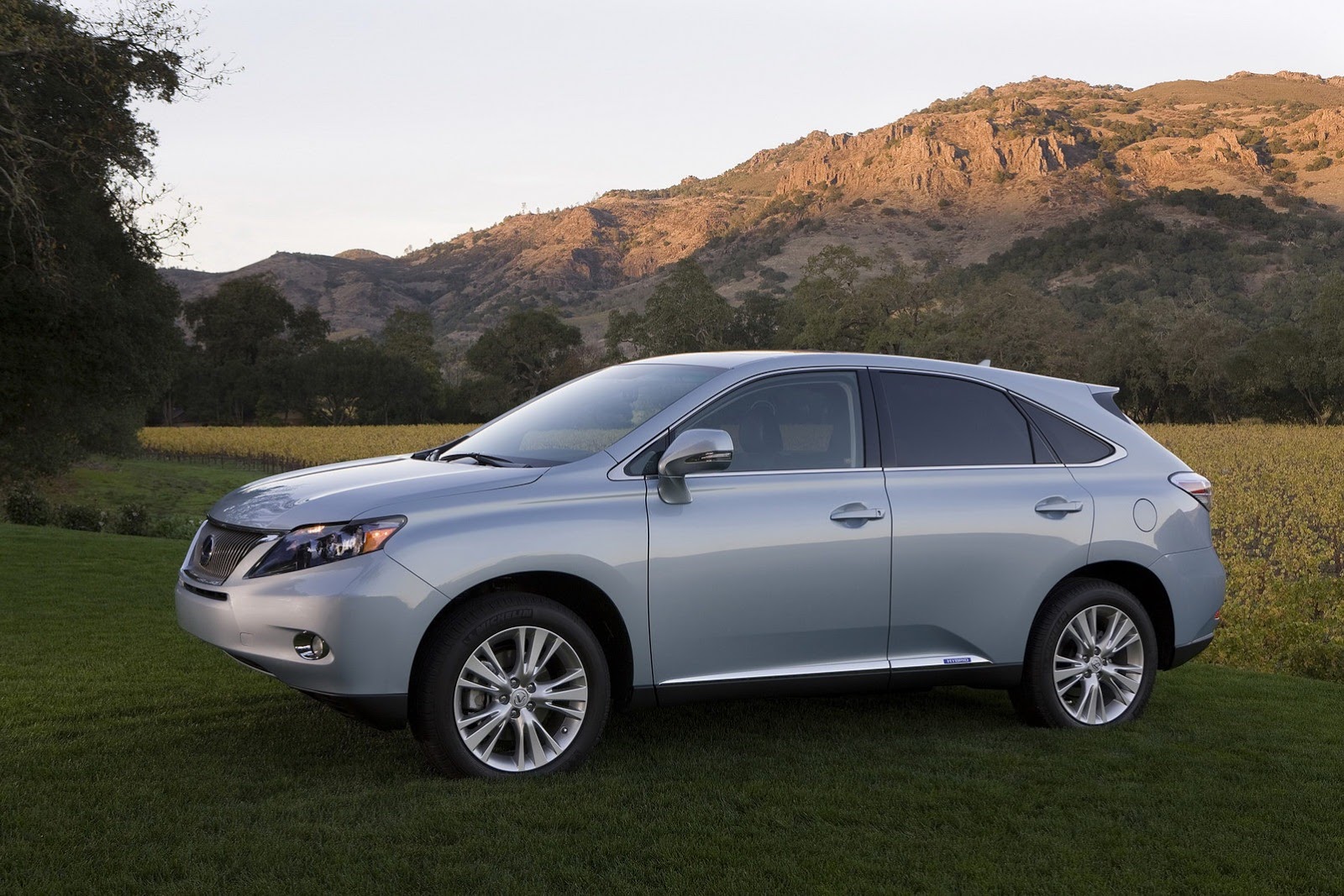 [2010-Lexus-RS-1%255B2%255D.jpg]