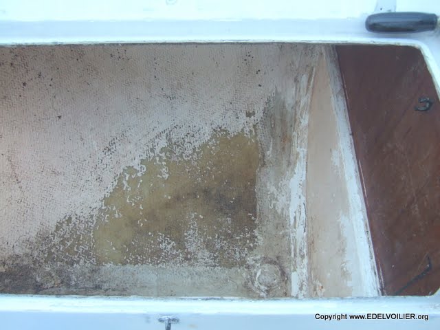 Après avoir graté toute la peinture qui ne tenait pas, un bon lavage à la lessive St Marc avant la couche de peinture