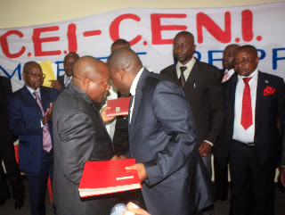 De gauche à droite Abbé Apolinaire Malu Malu et le Pasteur Ngoy Mulunda, en  poignet des mains, s’échangeant des documents ce 3/3/2011 lors de la remise et reprise Cei-Ceni