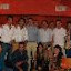 Con un gruppo di amici festeggia il suo 34° compleanno