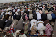 Friday prayer on 60 Meter Rd, Sana'a, Yemen جمعة الوفاء لأبين  في شارع الستين بصنعاء