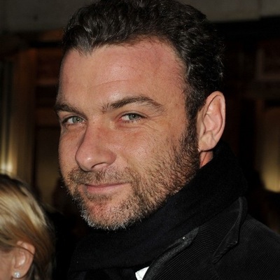 liev-schreiber-getting-close-to-angelina-jolie1.jpg Liev schreiber getting close to angelina jolie1
