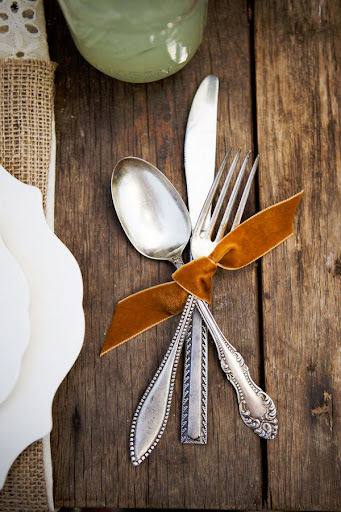 A strand of burnt-orange velvet ribbon makes for an easy silverware holder. (www.mydesigndump.blogspot.com) A strand of burnt-orange velvet ribbon makes for an easy silverware holder. (www.mydesigndump.blogspot.com)